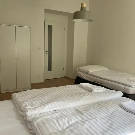 Zizkov Tower Lägenhetshotell 3*