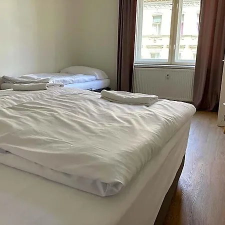 Apartahotel Zizkov Tower 3*